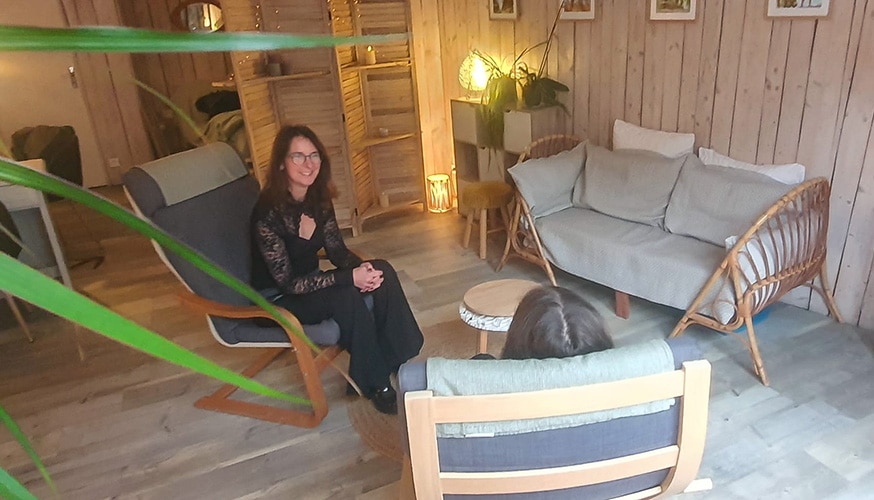 Solene-raude-en-seance Solène Raude accompagnant une personne lors d’une séance d’accompagnement psycho-émotionnel