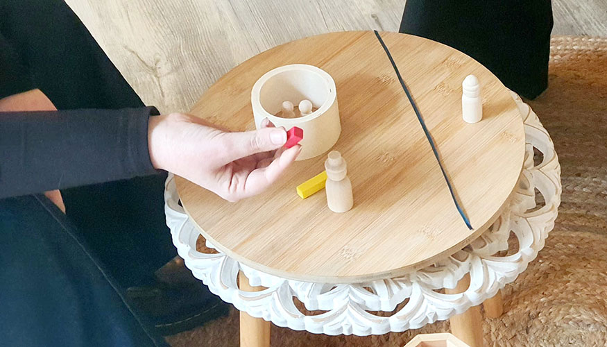 Mise en place de figurines lors d’une séance de constellations familiales avec Solène Raude