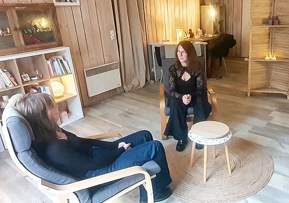 hypnose-solene-raude Solène Raude accompagnant une personne lors d’une séance thérapeutique individuelle