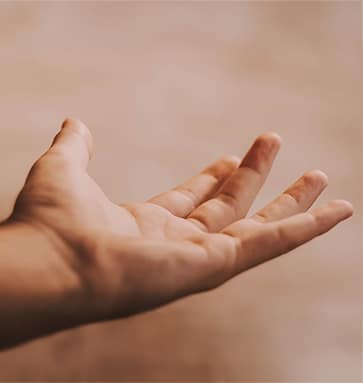 Main ouverte symbolisant l’accompagnement thérapeutique et l’accueil des émotions
