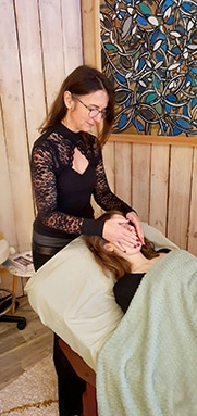 Séance de massothérapie réalisée par Solène Raude pour favoriser détente physique et émotionnelle