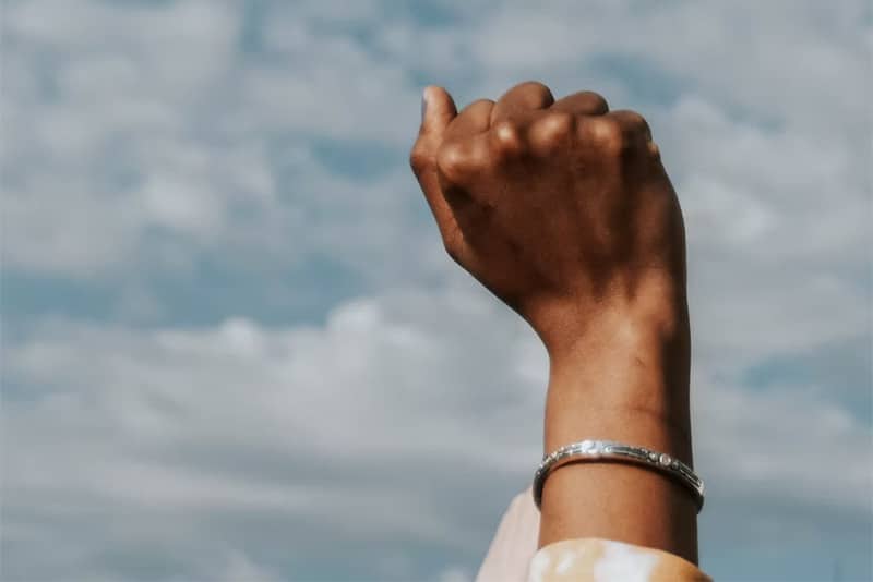 poing-levé Main levée vers le ciel symbolisant la décision de s’engager dans un cheminement personnel