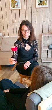 Solène Raude accompagnant une personne en séance thérapeutique à Sarlat