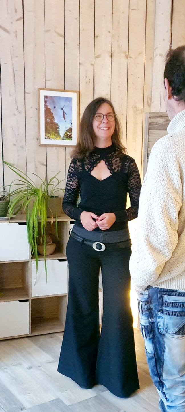 Solène Raude accueillant une personne pour un premier échange avant un accompagnement thérapeutique