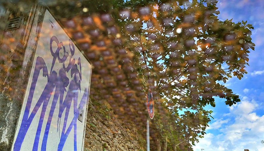 Silhouettes reliées sur un panneau symbolisant les dynamiques relationnelles étudiées en formation de stratégies thérapeutiques